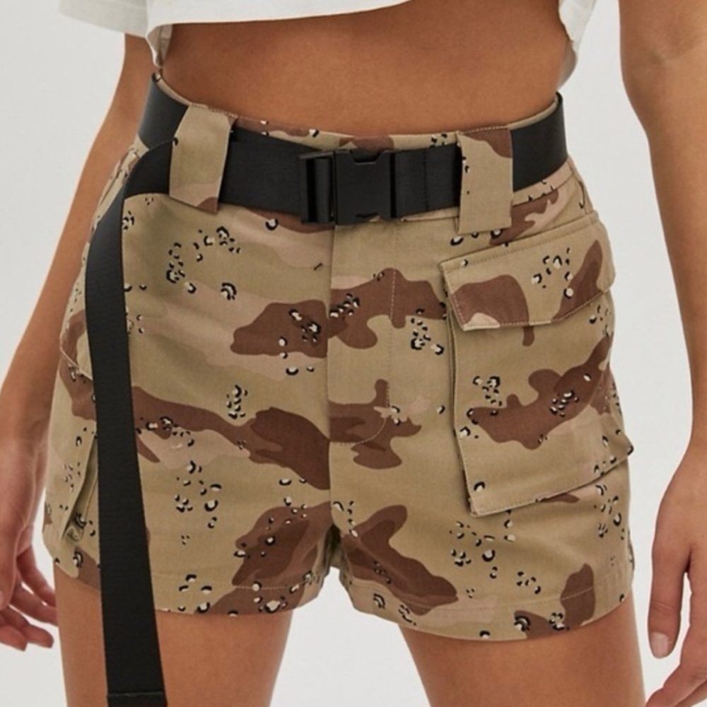 Aritzia TNA Cargo Belted Camo Shorts Size Large